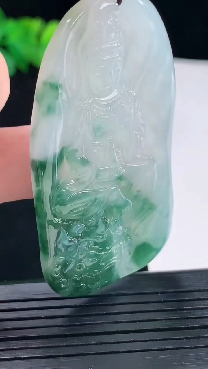 天然A货翡翠冰种飘花文殊菩萨吊坠，尺寸62-34-5重量:25.24g
5月14日