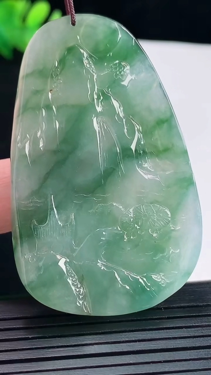 天然A货翡翠牌吊坠，尺寸59.2-37-7.8重量:29.66g
5月14日