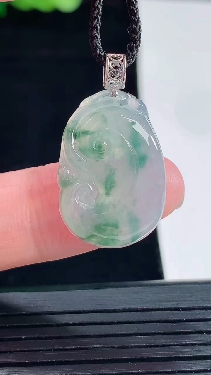 天然A货翡翠种飘花如意吊坠，尺寸22.5-16-4.6重量:3.49g
5月14日
