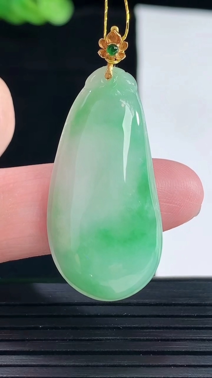 天然A货翡翠福瓜吊坠，尺寸33.6-18-5.6重量:6.62g
5月14日