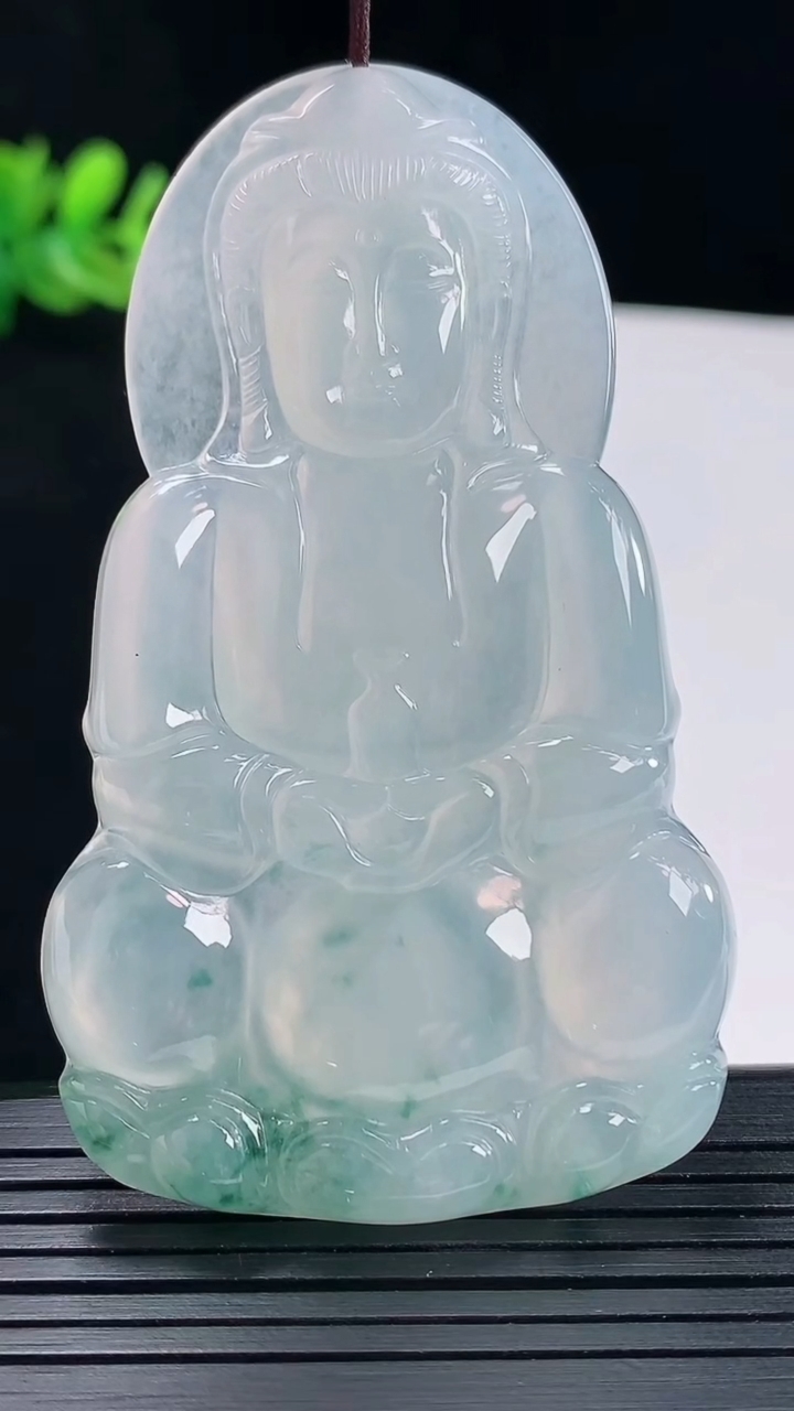 天然A货翡翠种飘花正装观音吊坠，尺寸69.5-41.6-5.5重量:32.12g
5月14日