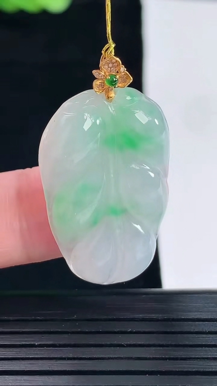 天然A货翡翠金枝玉叶 叶子吊坠，尺寸30-20-5重量:6.07g
5月14日