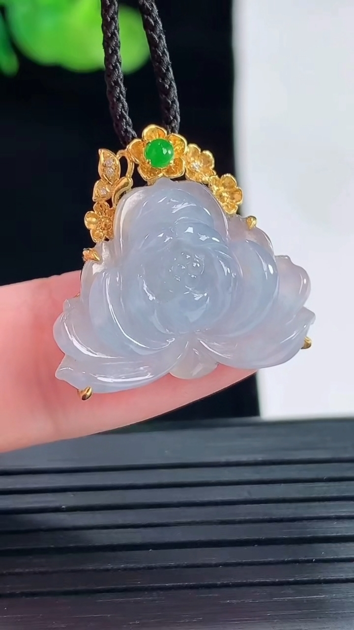 天然A货翡翠18k金紫罗兰和和美美 荷花吊坠，尺寸22-23-7，裸石18-23重量:3.85g
5