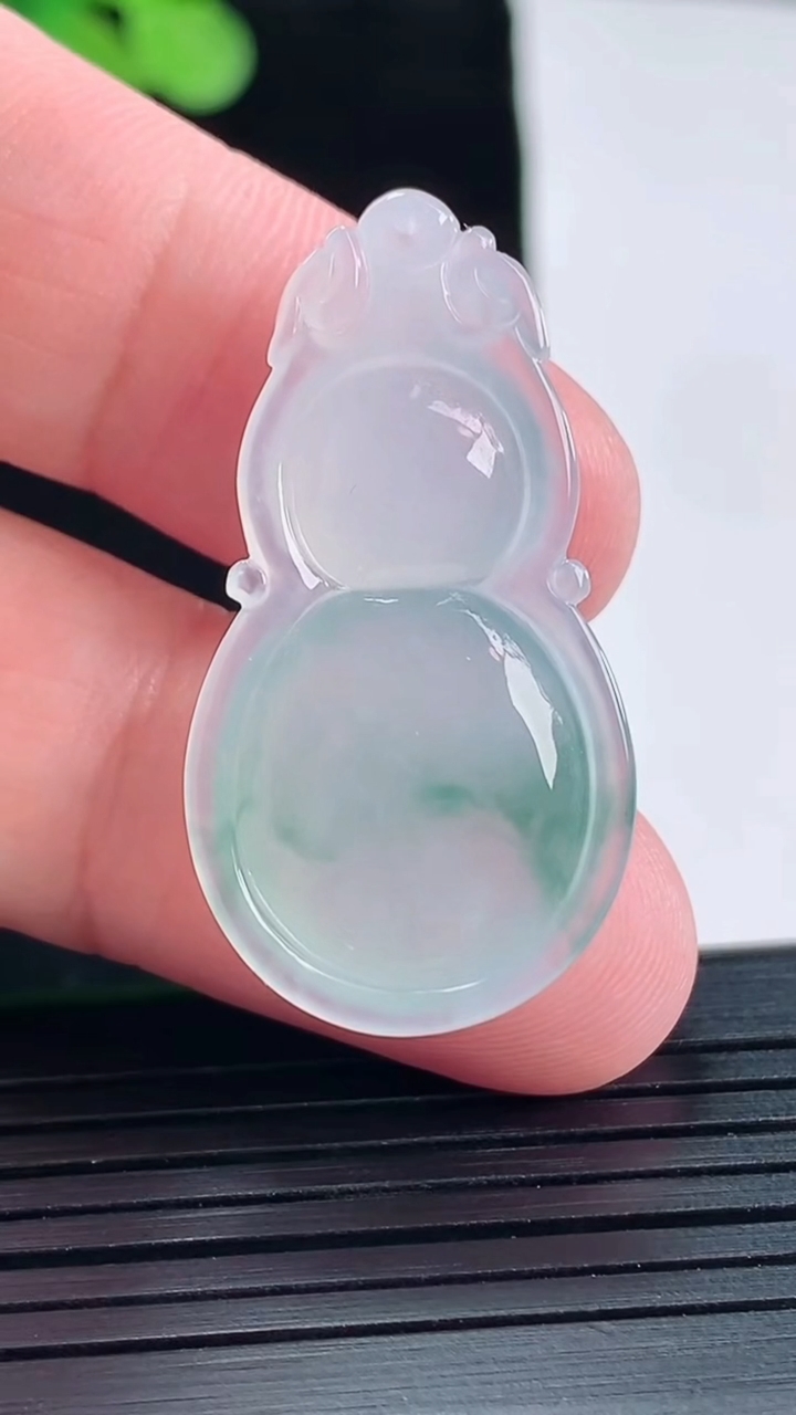 天然A货翡翠冰种飘花葫芦吊坠，尺寸36-19-6.5重量:6.18g
5月14日