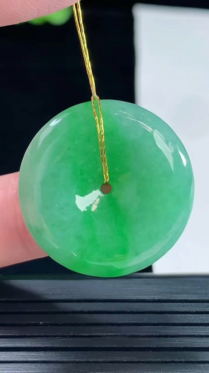天然A货翡翠平安扣吊坠，尺寸27-6重量:9.12g
5月14日