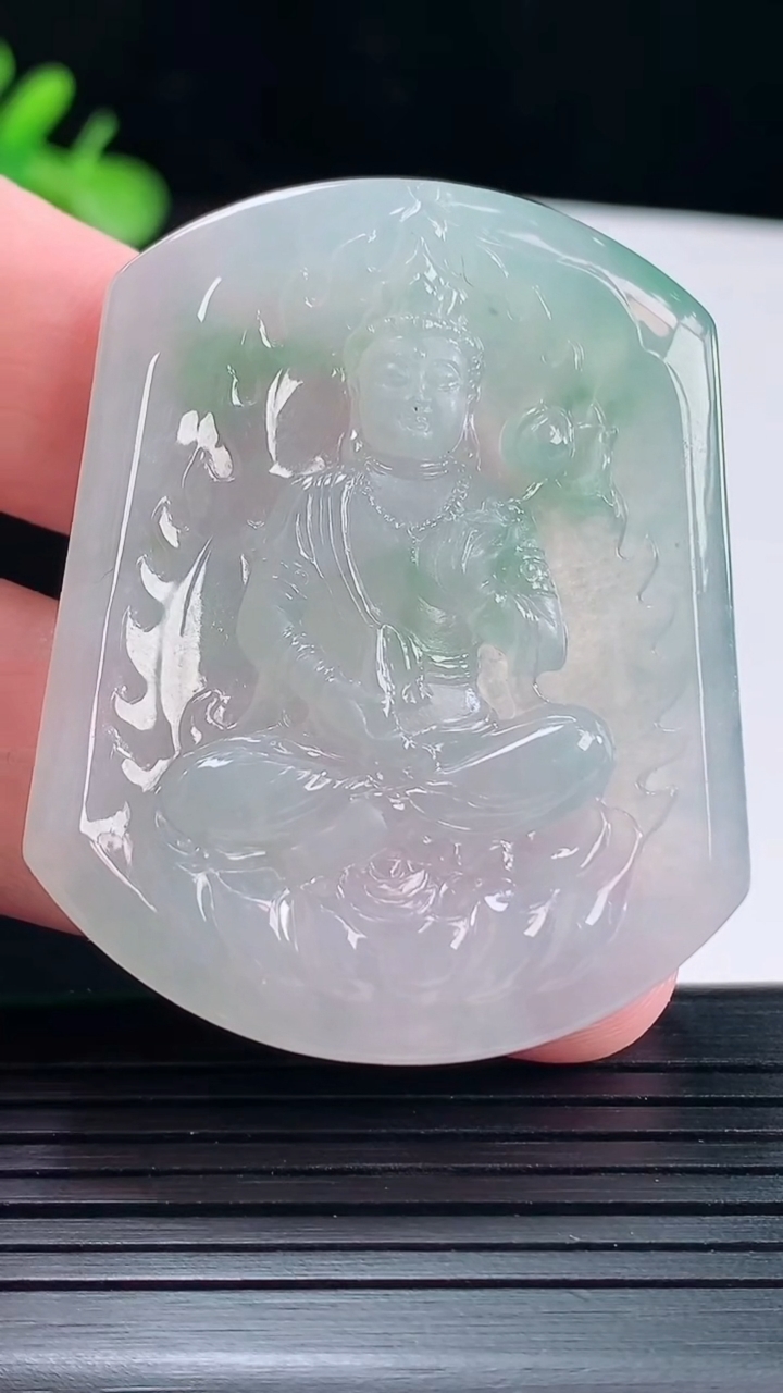 天然A货翡翠冰种飘花大势至菩萨吊坠，尺寸50-40-5.5重量:23.64g
5月14日
