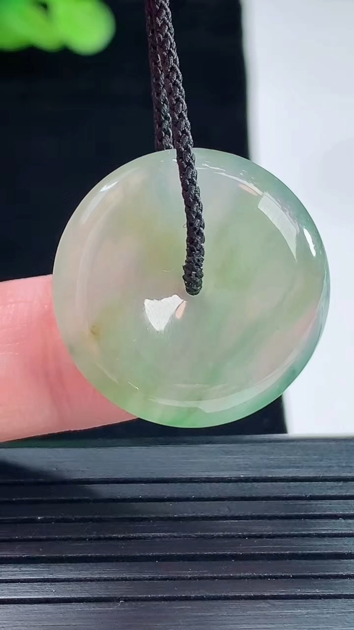 天然A货翡翠平安扣吊坠，尺寸25-5.6重量:6.85g
5月14日