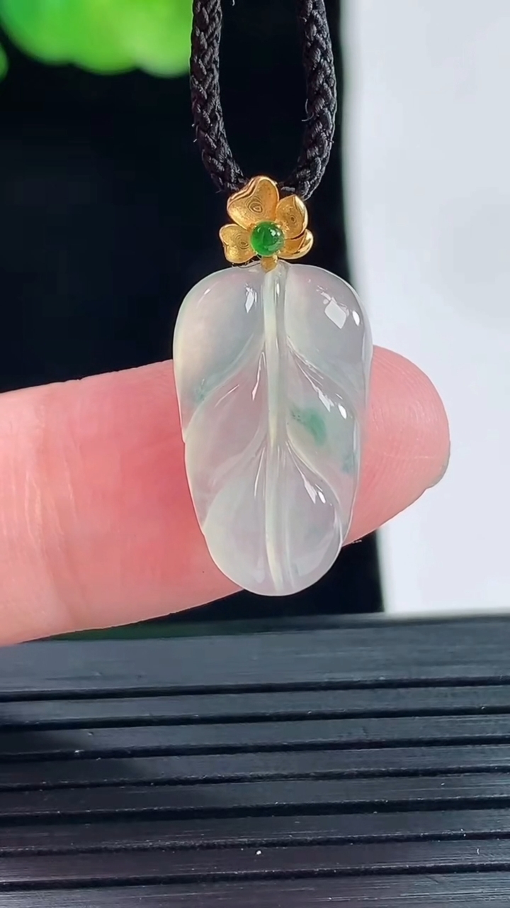 天然A货翡翠种飘花金枝玉叶 叶子吊坠，尺寸18-11-3.5重量:1.53g
5月14日