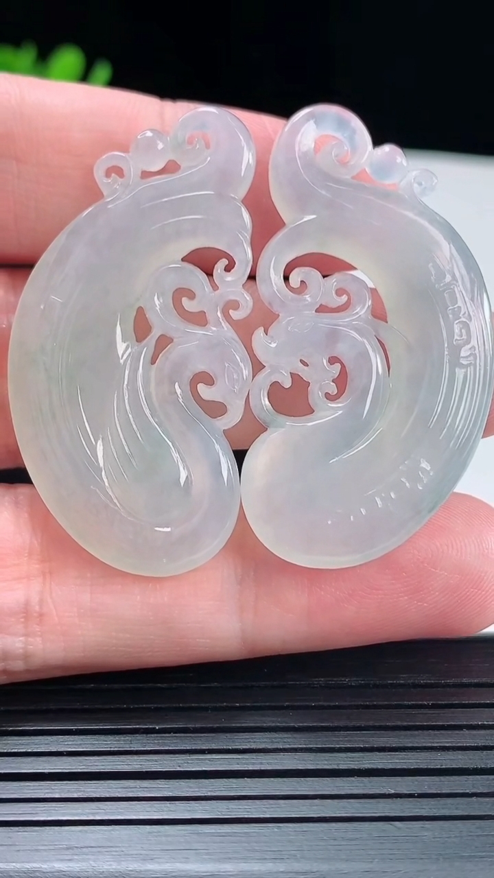 天然A货翡翠龙凤牌吊坠，尺寸45-23.6-5.2重量:19.40g
5月14日