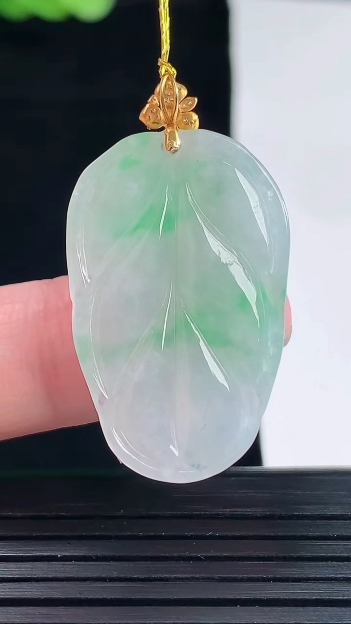 天然A货翡翠金枝玉叶 叶子吊坠，尺寸30-20-5重量:6.07g
5月14日