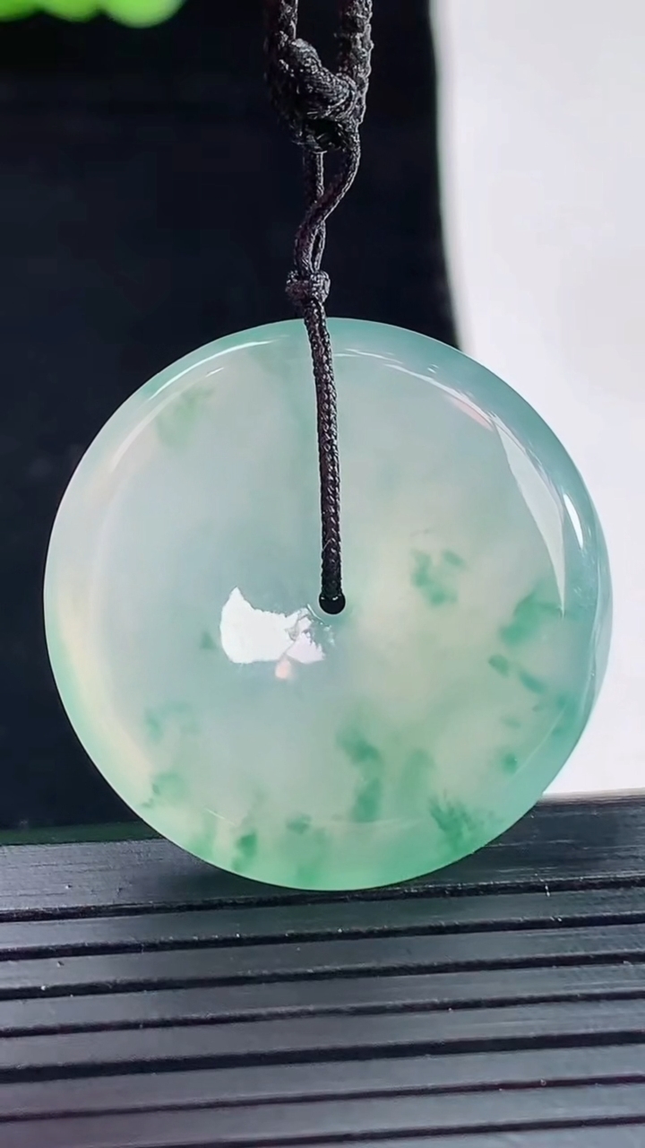 天然A货翡翠种飘花平安扣吊坠，尺寸30-6重量:11.14g
5月14日