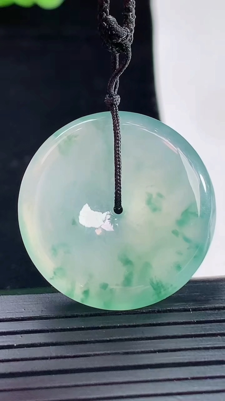 天然A货翡翠种飘花平安扣吊坠，尺寸30-6重量:11.14g
5月14日