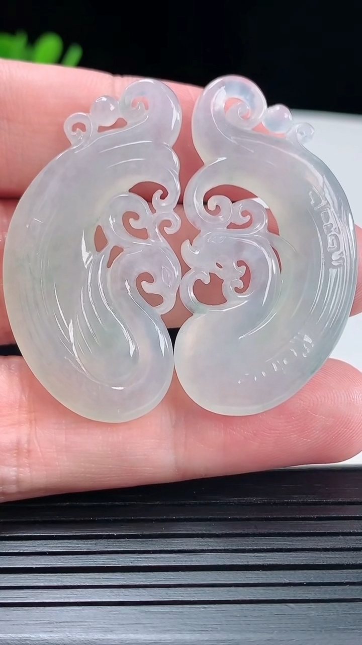 天然A货翡翠龙凤牌吊坠，尺寸45-23.6-5.2重量:19.40g
5月14日