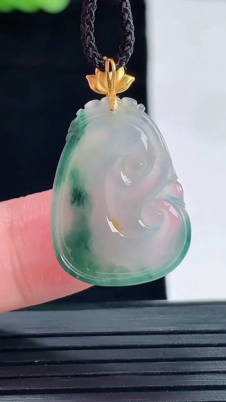 天然A货翡翠18k金飘花如意吊坠，尺寸24-18-3.8重量:3.08g
5月14日