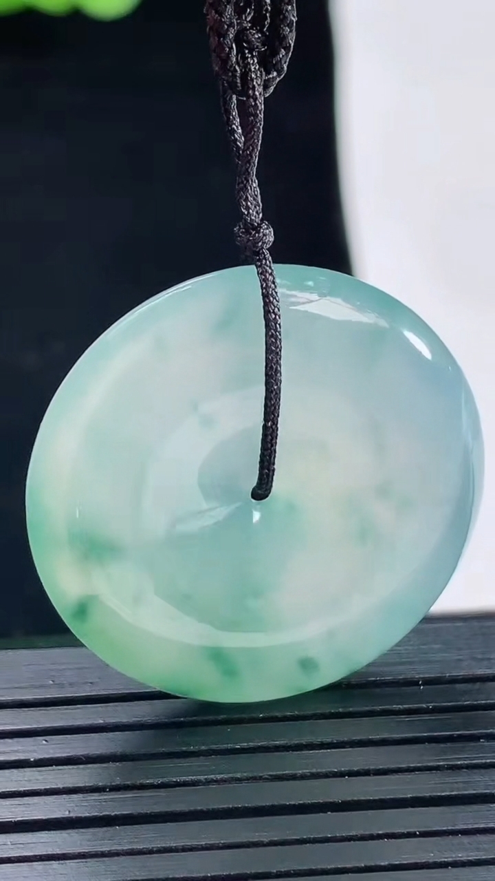 天然A货翡翠种飘花平安扣吊坠，尺寸30-6重量:11.14g
5月14日