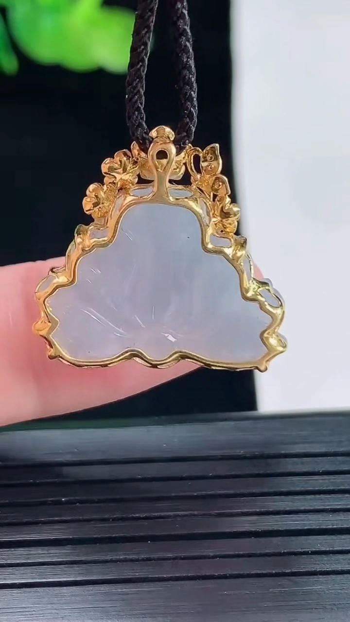 天然A货翡翠18k金紫罗兰和和美美 荷花吊坠，尺寸22-23-7，裸石18-23重量:3.85g
5月14日