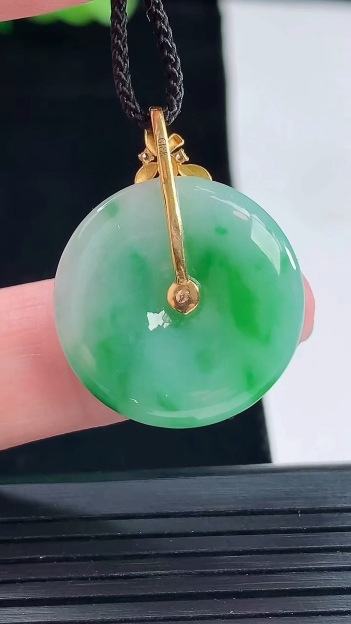 天然A货翡翠平安扣吊坠，尺寸23-4.6重量:5.50g
5月14日