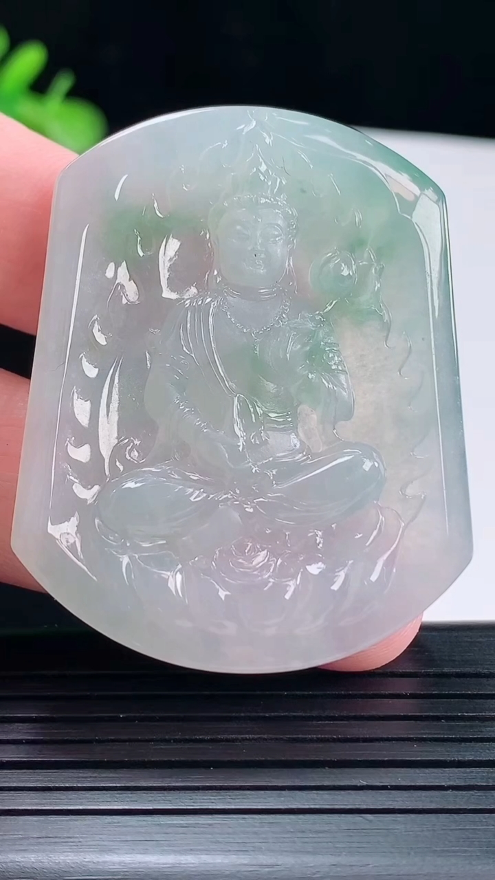 天然A货翡翠冰种飘花大势至菩萨吊坠，尺寸50-40-5.5重量:23.64g
5月14日