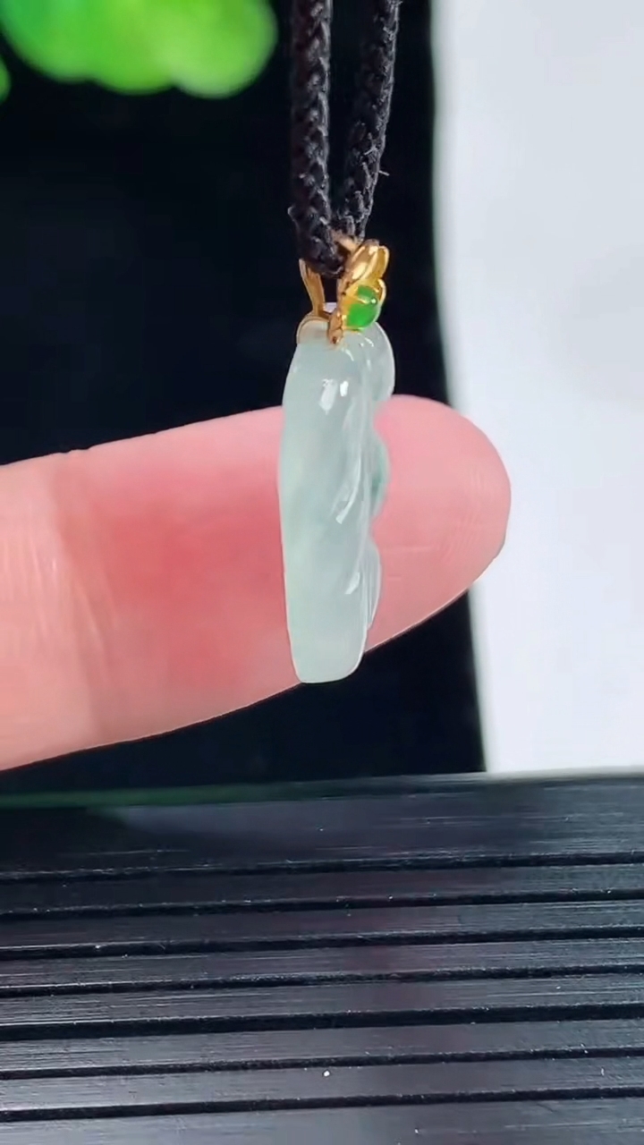 天然A货翡翠种飘花金枝玉叶 叶子吊坠，尺寸18-11-3.5重量:1.53g
5月14日