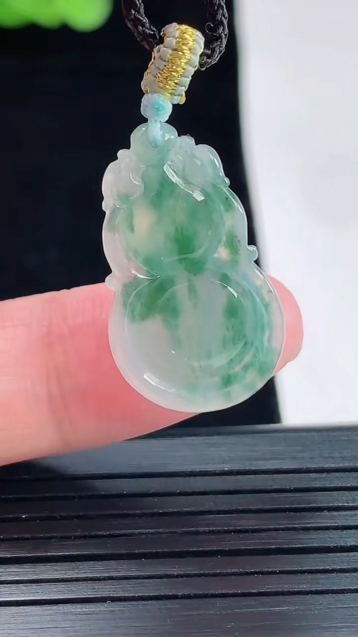 天然A货翡翠冰种飘花葫芦吊坠，尺寸24-15-6.2重量:3.55g
5月14日