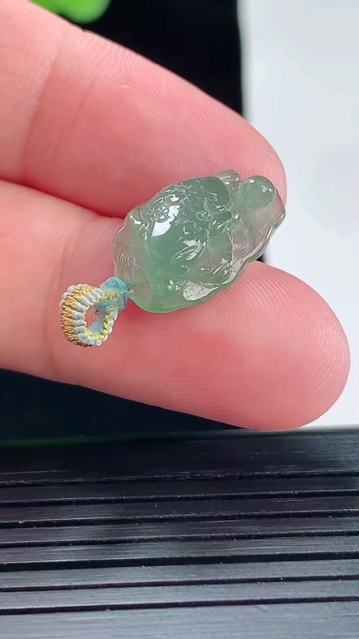 天然A货翡翠金蟾吊坠，尺寸21-12-7.8重量:2.29g
5月14日