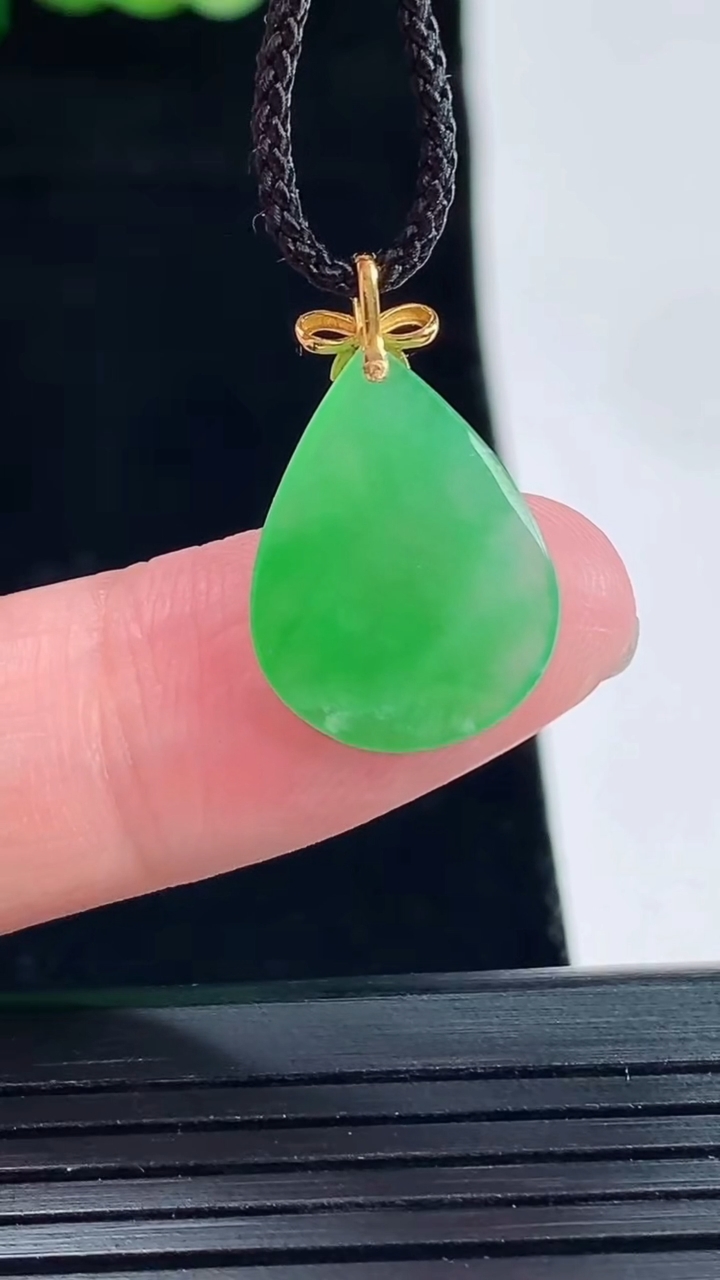 天然A货翡翠水滴吊坠，尺寸17-13.5-2.2重量:1.10g
5月14日