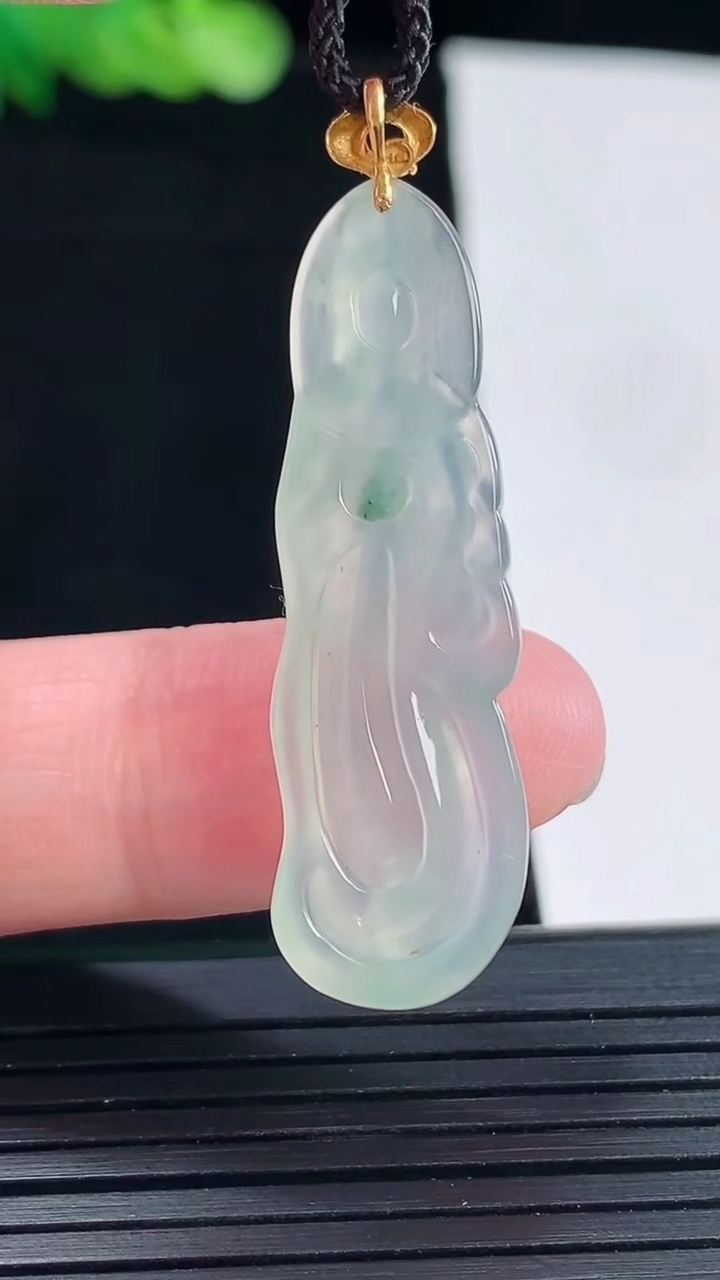 天然A货翡翠种飘花观音菩萨吊坠，尺寸38-12.2-5重量:4.24g
5月14日