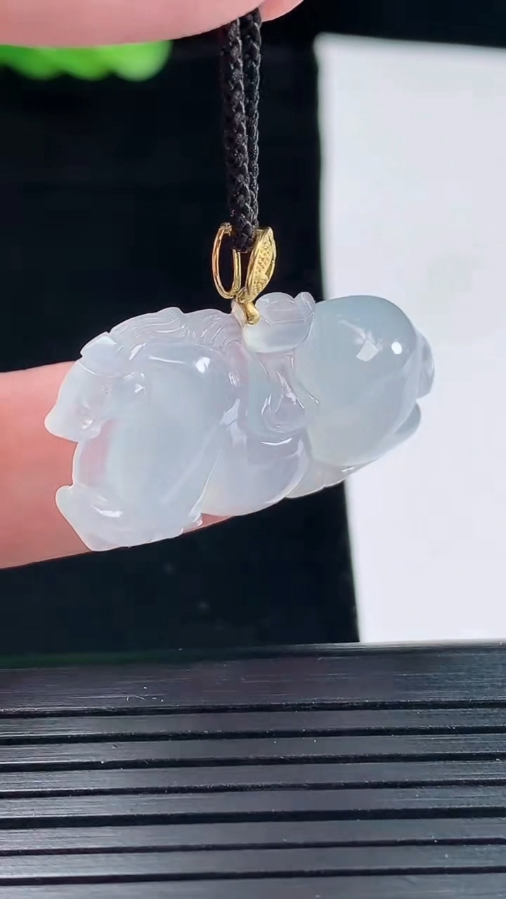 天然A货翡翠种白冰生肖马吊坠，尺寸34-18.5-5重量:5.95g
5月14日