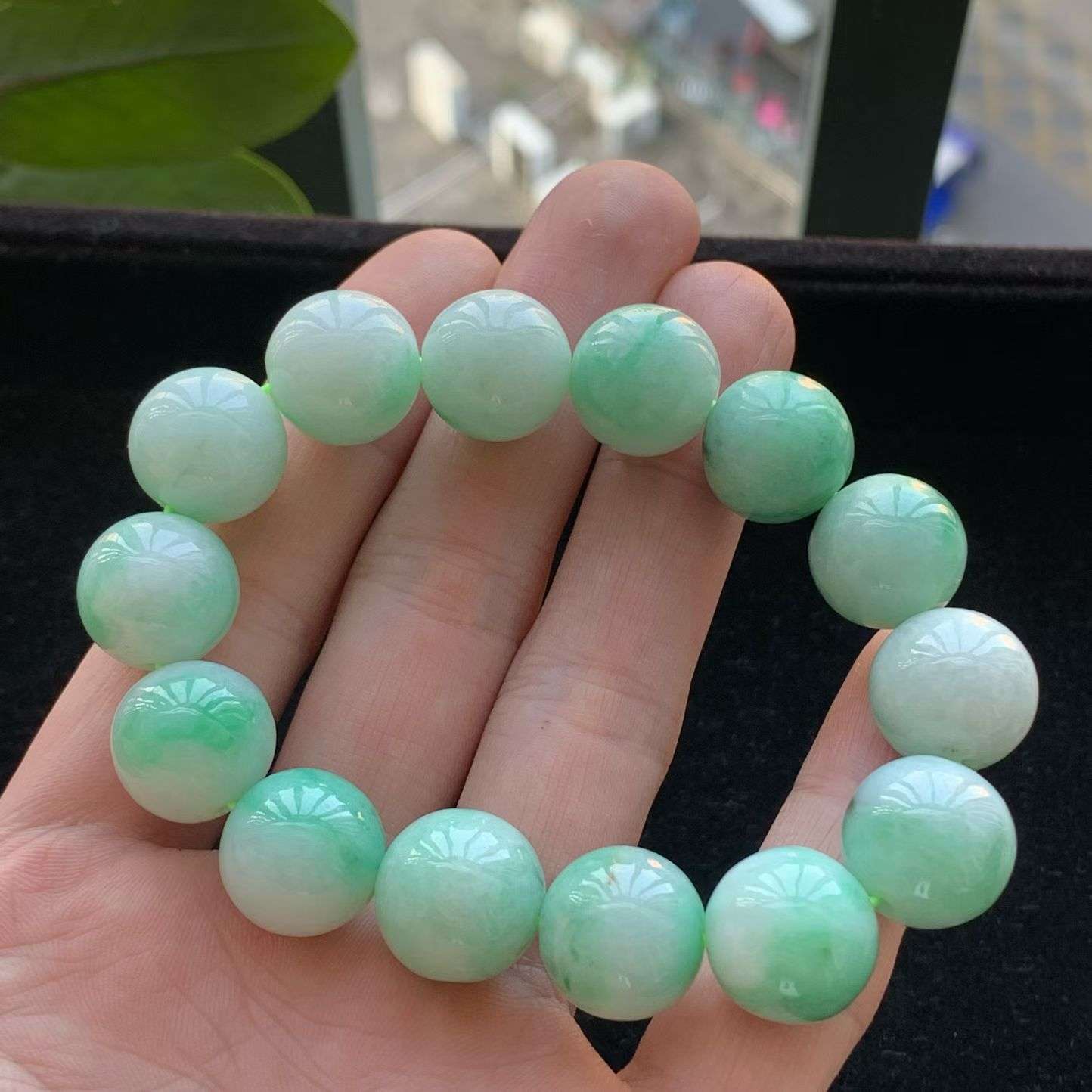 A货天然翡翠冰糯种飘绿手串16颗重量80.40
5月14日