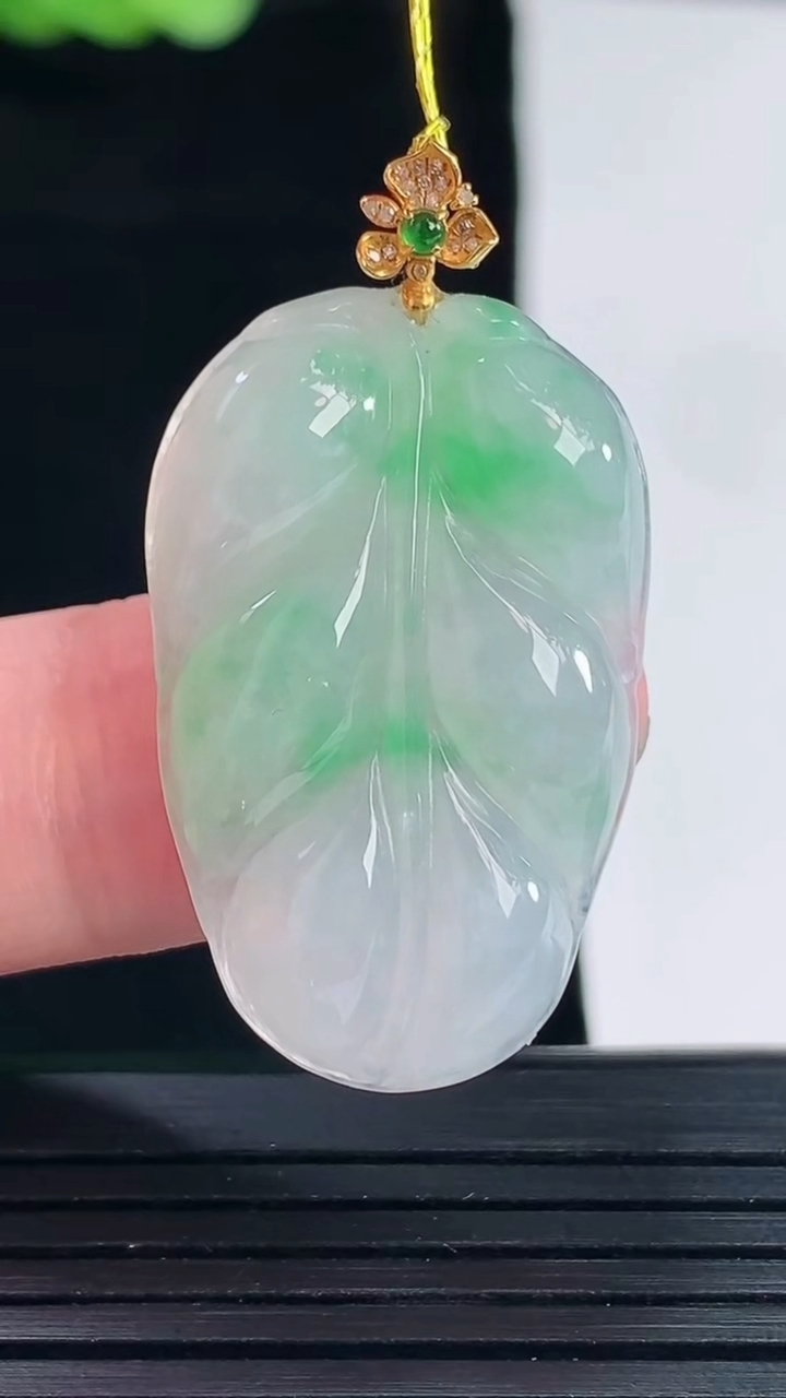 天然A货翡翠金枝玉叶 叶子吊坠，尺寸30-20-5重量:6.07g
5月14日