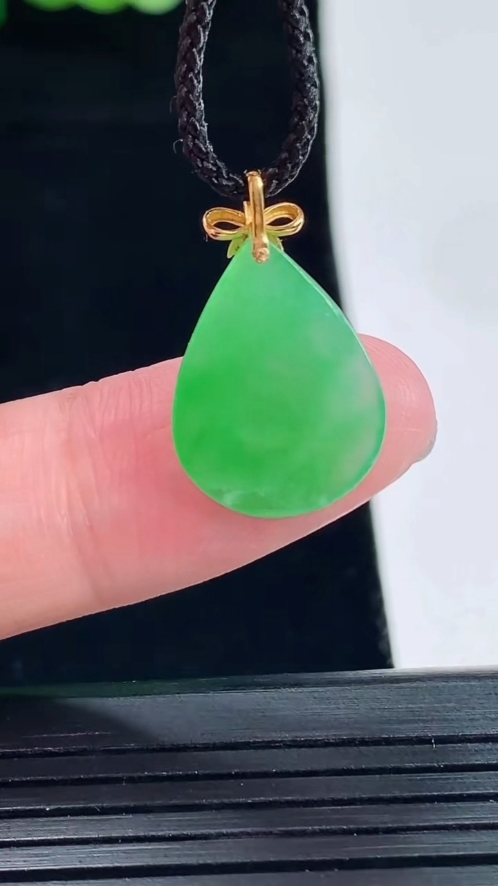 天然A货翡翠水滴吊坠，尺寸17-13.5-2.2重量:1.10g
5月14日