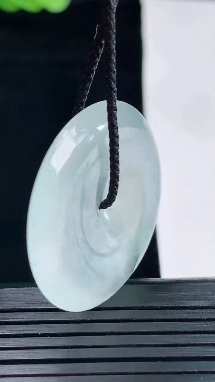 天然A货翡翠种飘花平安扣吊坠，尺寸33.2-5.5重量:12.42g
5月14日