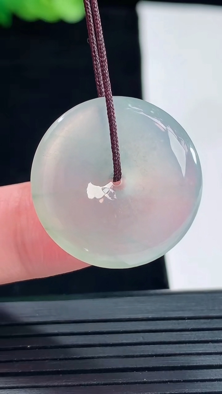 天然A货翡翠平安扣吊坠，尺寸24-4.5重量:5.04g
5月14日