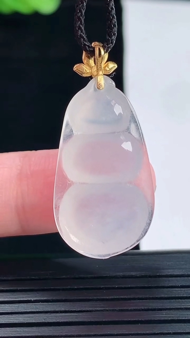 天然A货翡翠种白冰福豆吊坠，尺寸28.5-17-5.5重量:3.85g
5月14日