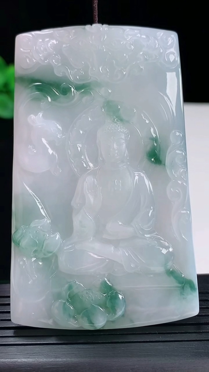 天然A货翡翠飘花阿弥陀佛吊坠，尺寸74-45-6.2重量:47.27g
5月14日