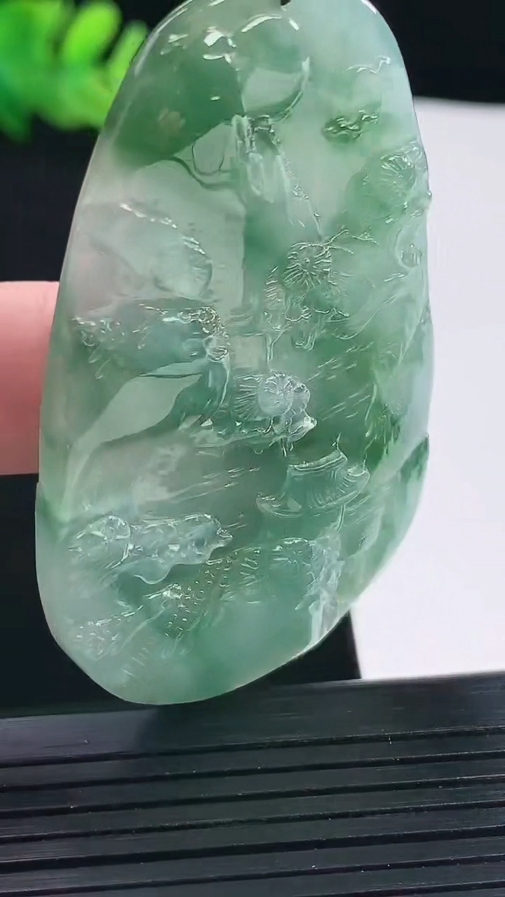 天然A货翡翠牌吊坠，尺寸59.2-37-7.8重量:29.66g
5月14日