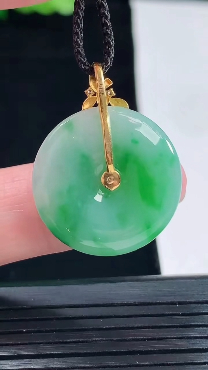 天然A货翡翠平安扣吊坠，尺寸23-4.6重量:5.50g
5月14日