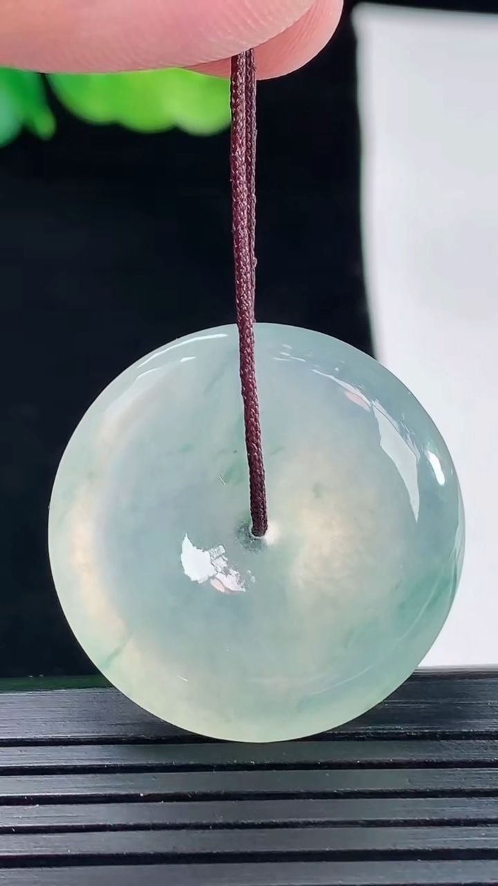 天然A货翡翠冰种飘花平安扣吊坠，尺寸29.6-5.8重量:10.26g
5月14日
