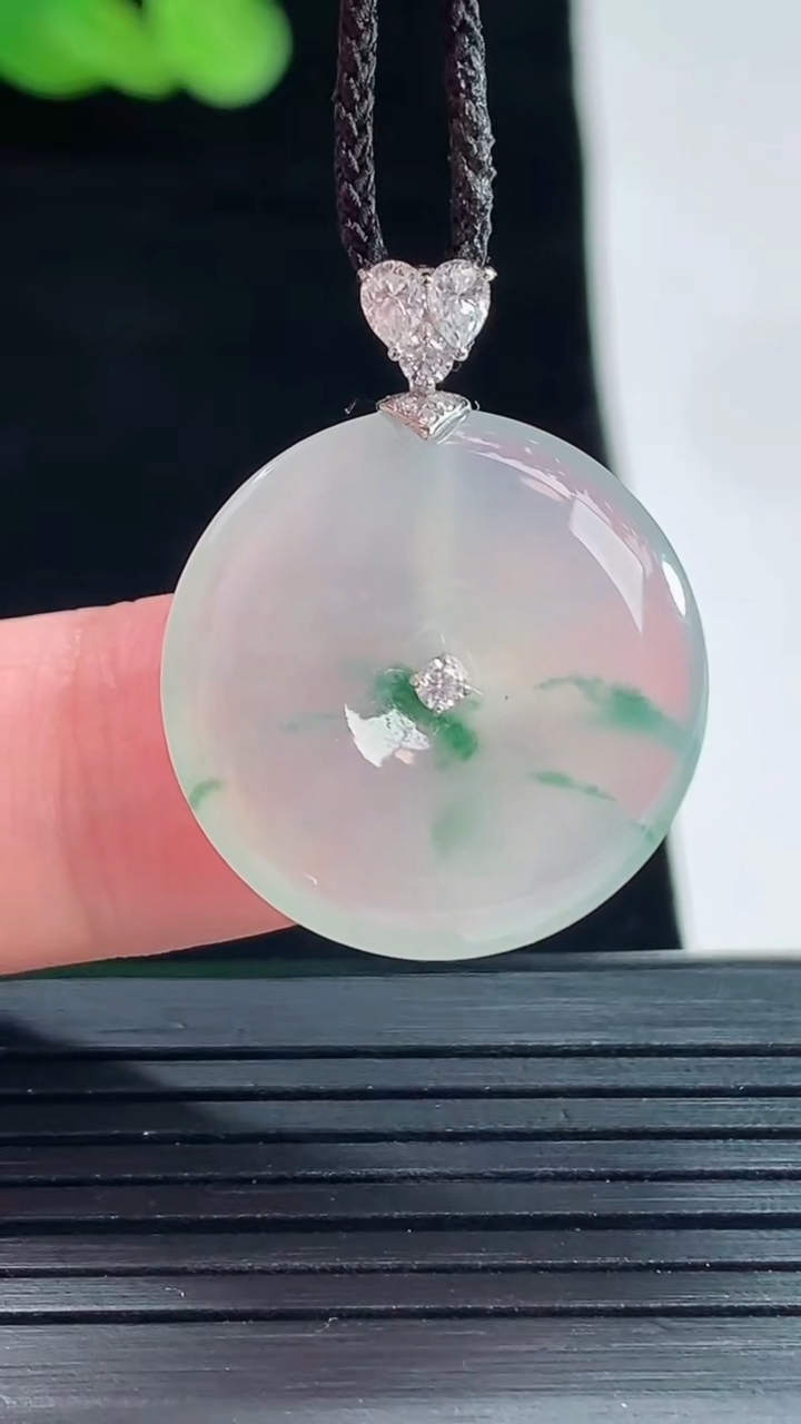 天然A货翡翠种飘花平安扣吊坠，尺寸21.5-3.6重量:3.88g
5月14日