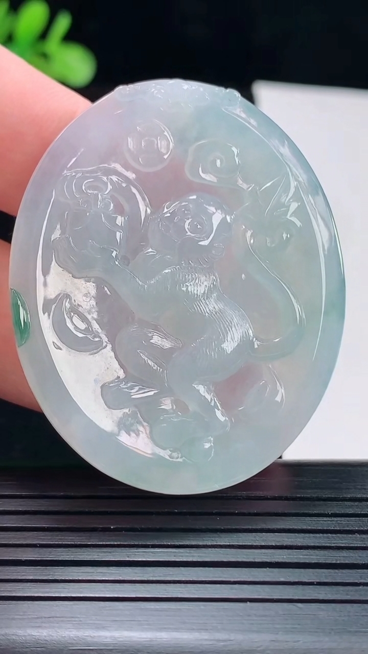 天然A货翡翠生肖猴吊坠，尺寸50.5-41-5.2重量:21.39g
5月14日