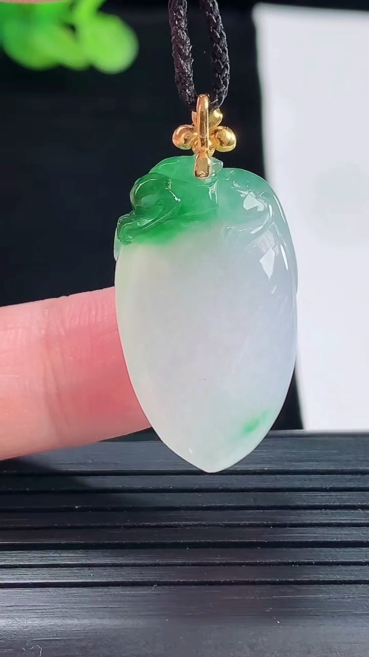 天然A货翡翠福瓜吊坠，尺寸29-17-8重量:7.91g
5月14日