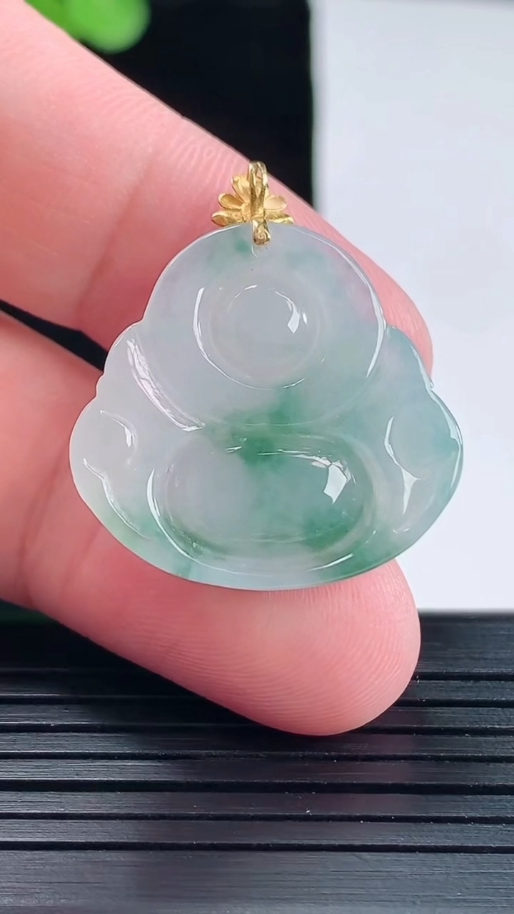 天然A货翡翠18k金飘花佛公吊坠，尺寸23.6-25.5-7重量:6.25g
5月14日