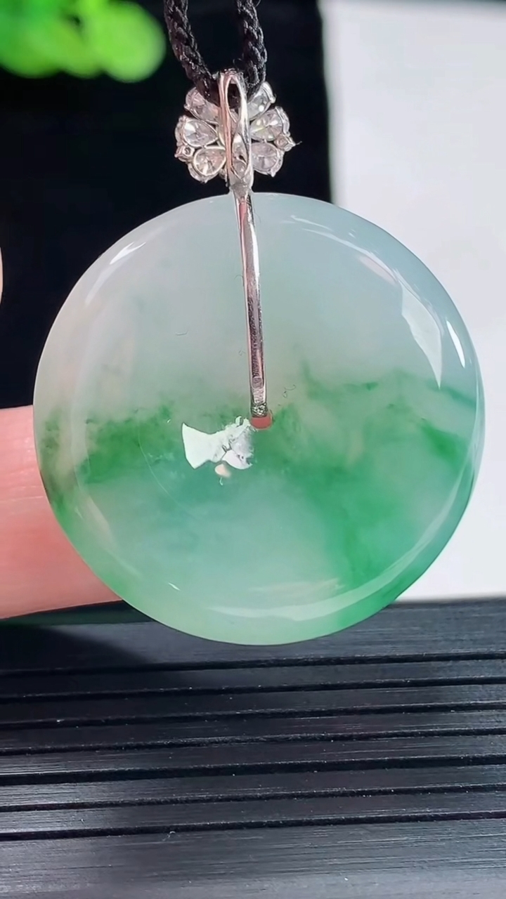 天然A货翡翠平安扣吊坠，尺寸29-6.6重量:13.25g
5月14日