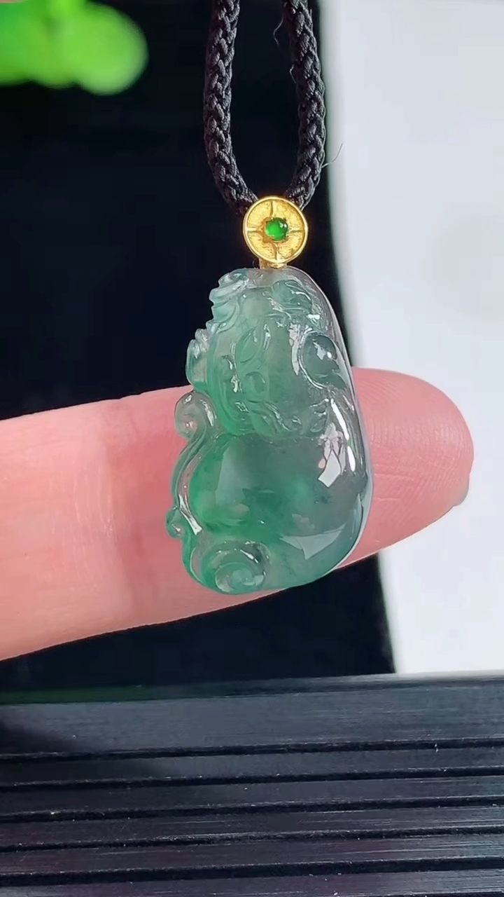 天然A货翡翠18k金蓝水霸王貔貅吊坠，尺寸19-12.8-5.8重量:2.33g
5月14日