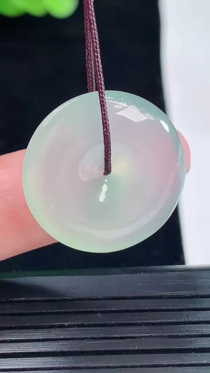 天然A货翡翠平安扣吊坠，尺寸23-5.6重量:5.94g
5月14日