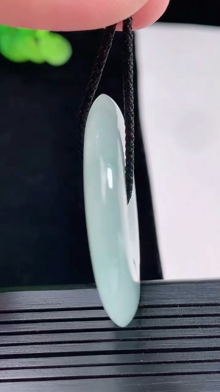 天然A货翡翠飘花平安扣吊坠，尺寸39.6-5.8重量:20.08g
5月14日
