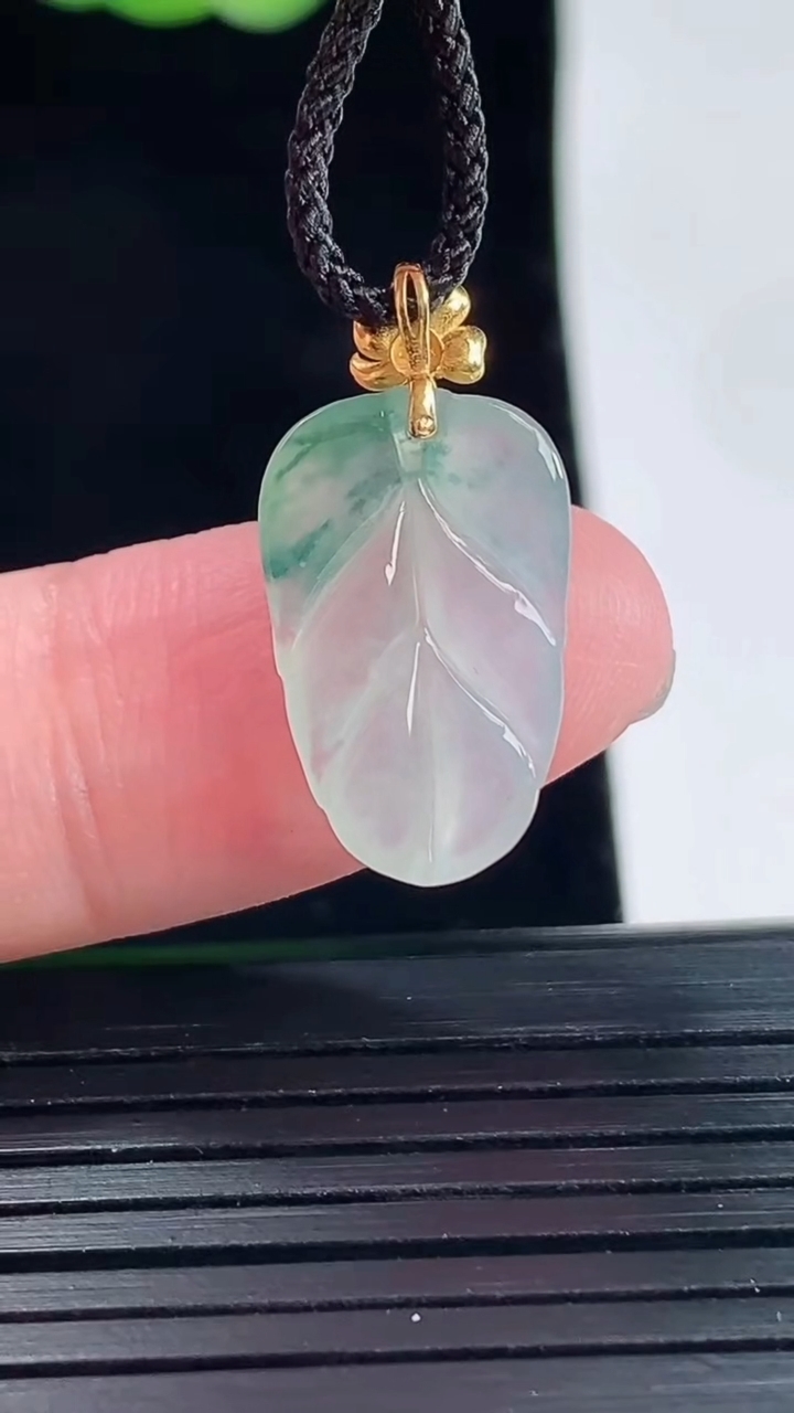 天然A货翡翠种飘花金枝玉叶 叶子吊坠，尺寸17.6-11.5-3.5重量:1.40g
5月14日