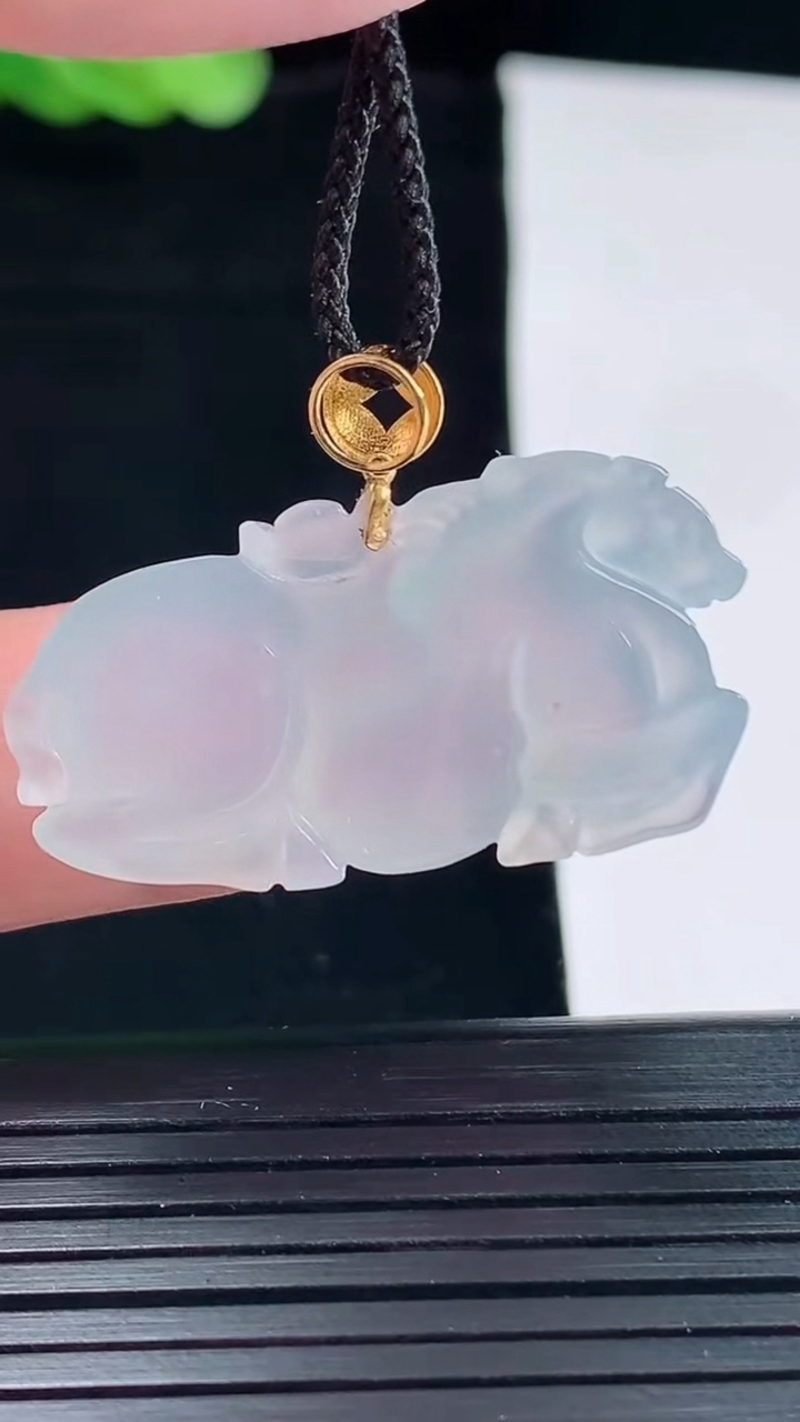 天然A货翡翠种白冰生肖马吊坠，尺寸34-18.5-5重量:5.95g
5月14日