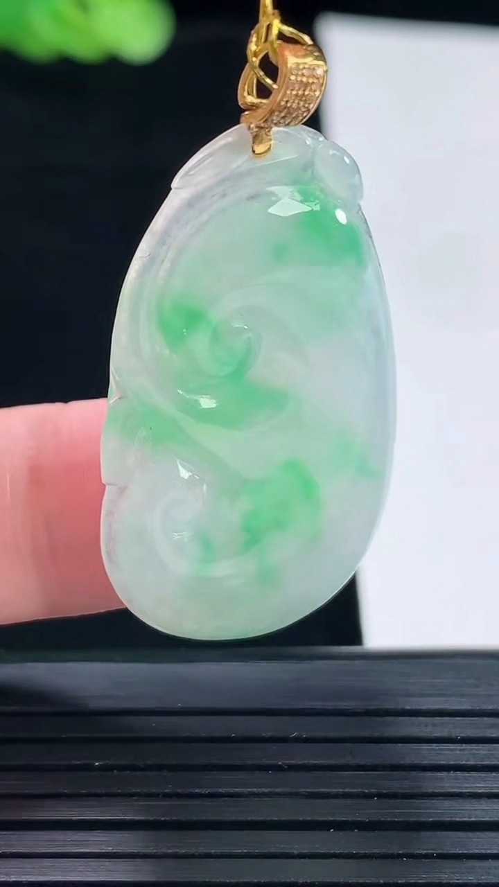天然A货翡翠如意吊坠，尺寸35.6-21-3.6重量:5.58g
5月14日