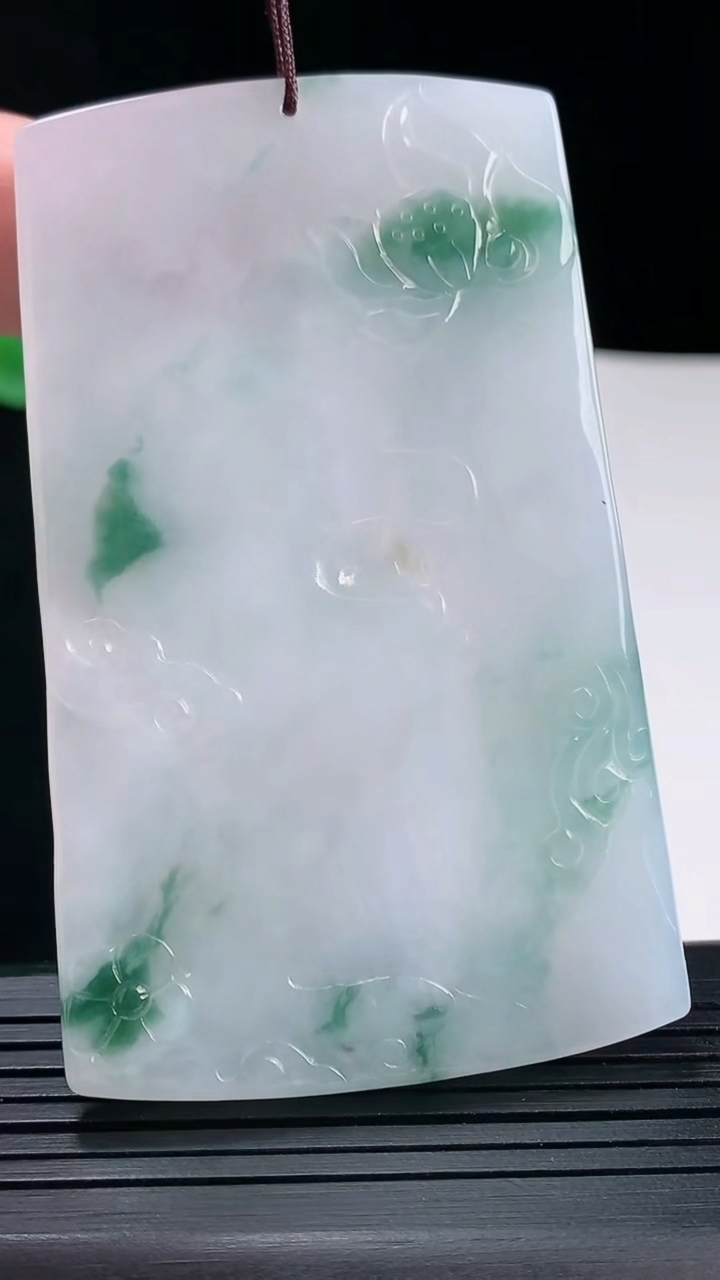 天然A货翡翠飘花阿弥陀佛吊坠，尺寸74-45-6.2重量:47.27g
5月14日